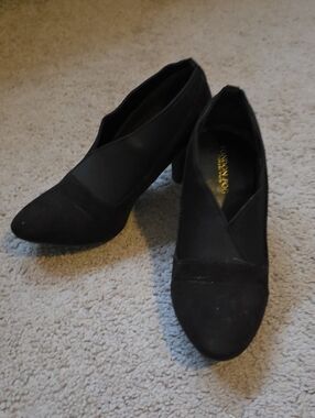 London Fog Brown Suede V‑Cut Block Heel Pumps